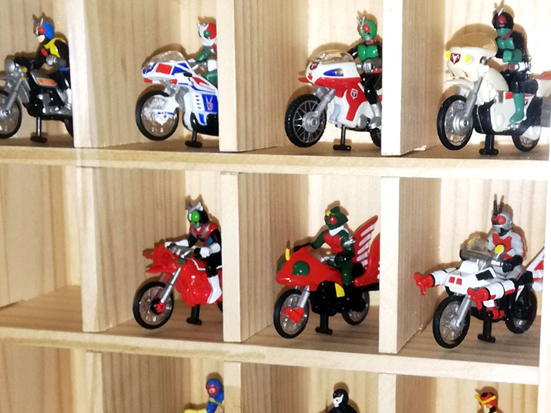 郷愁と仮面ライダーを四角い枠に展示